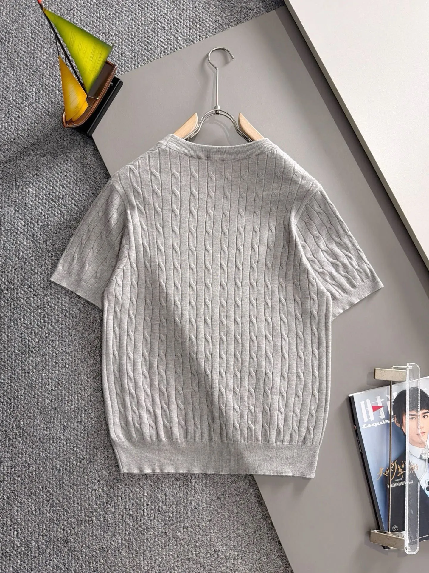 LP high quality 26ss New Arrival men's knitted short-sleeved T-shirt is made of combed cotton yarn knitted cotton fabric, no pressure when entering and exiting the counter. Exclusive control of raw materials. It feels substantial when weighed, and the upper body is more textured than ordinary T-shirts. This texture can cope with the weather easily and is suitable for both hot and cold! Designed for a loose fit. Size: M to 3XL